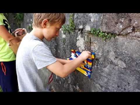 Festival Bien urbain : les Bisontins réparent le pont de la République avec des Lego.