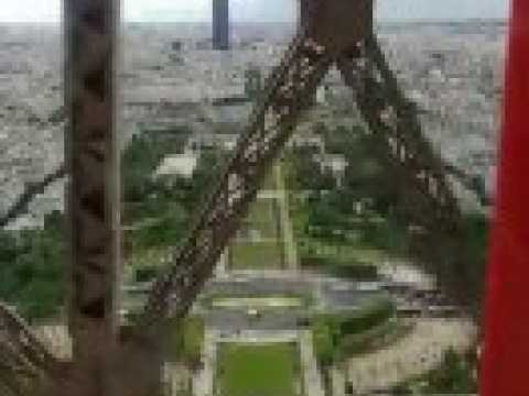 Saype, land-artiste belfortain de 30 ans crée une fresque de 15.000 m2 au pied de la Tour Eiffel