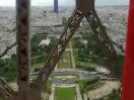Saype, land-artiste belfortain de 30 ans crée une fresque de 15.000 m2 au pied de la Tour Eiffel