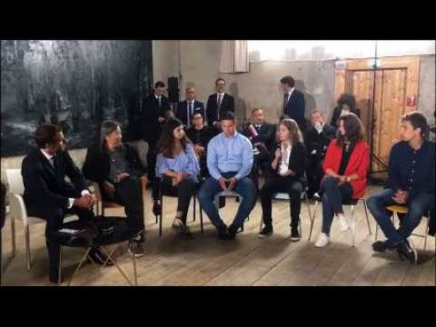 Franck Riester ministre de la Culture interroge les jeunes sur leur visite du musée Courbet