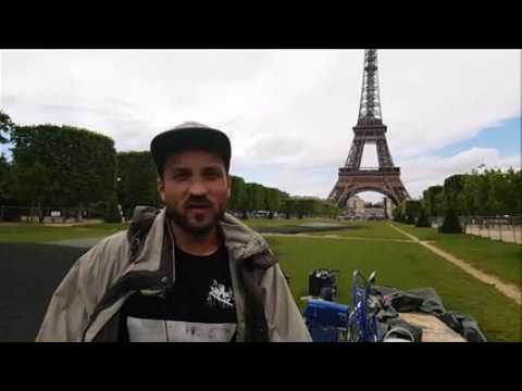 Saype artiste belfortain crée une fresque pour SOS Méditerranée au pied de la Tour Eiffel