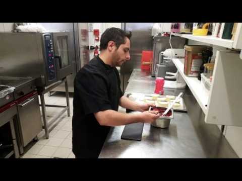 Le cuisinier du restaurant Le Very Table à Voujeaucourt  dresse le dessert