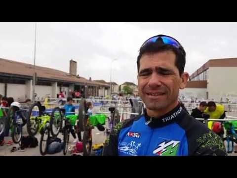 Triathlon des écoliers : Christian Schwalb,  président du club de triathlon de Pontarlier,  en explique les principes