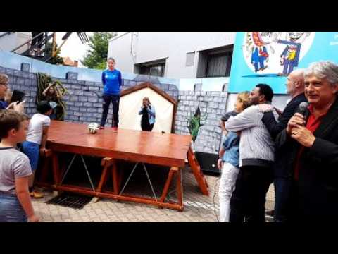 Kelly Gayrard plus habile que Frank Leboeuf avec un ballon de foot ?