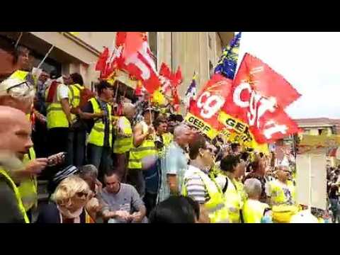 Les manifestants entonnent des chants contre le président Emmanuel Macron