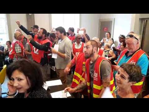Gilets jaunes et syndicalistes perturbent le début de la séance du conseil municipal de Besançon