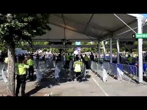 Un clapping en attendant l'ouverture des portes