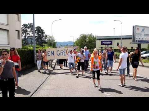 5e jour de grève chez Stanley Tools, les salariés défilent rue Jouchoux