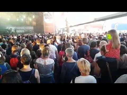 Rolling-Saône à Gray : une petite danseuse sur les épaules de son papa apprécie Charlie Winston.
