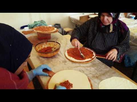 Kermesse de l association des travailleurs turcs de Lunéville : réalisation des pizzas turques lahmacun