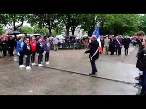Cérémonie du 8 mai 1945 à Belfort : le collège Arthur Rimbaud transfère au collège Sainte-Marie le drapeau de la ville de Belfort