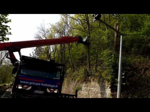 Elagage en cours des arbres de la côte Chapiron
