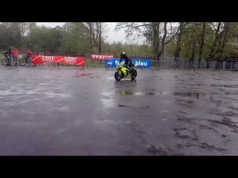 Fête de la moto à Morvillars : Simon MTZ, un acrobate sous la pluie