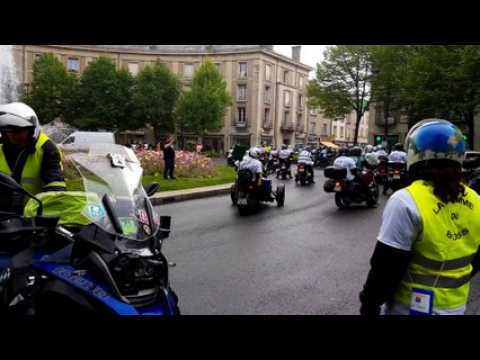 Les motards affrontent les éléments pour "Une rose, un espoir", sur la place Ronde à Toul