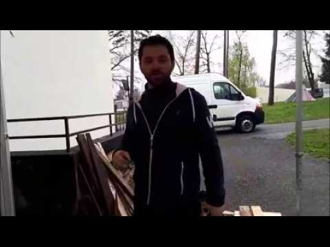 Jean Bergeron, sculpteur sur bois, prépare un décor pour le festival RenaissanceS avec des jeunes