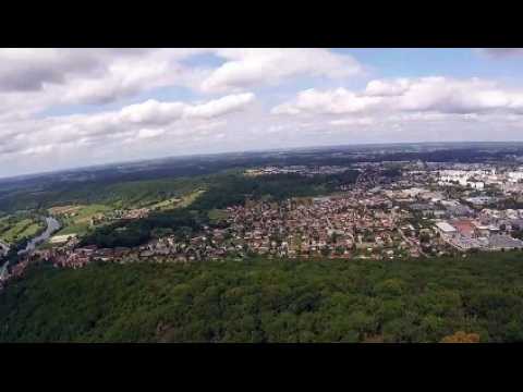 En parapente au-dessus du fort de Planoise de Besançon