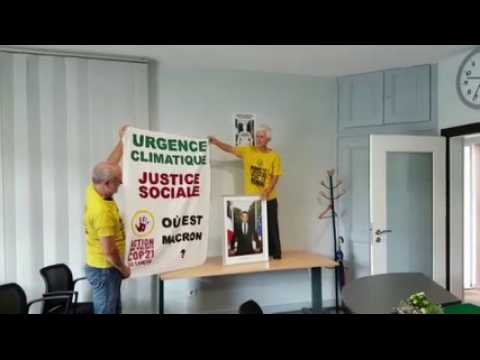 Des militants écologiques décrochent le portrait de Macron en mairie de Roche-les-Baupres