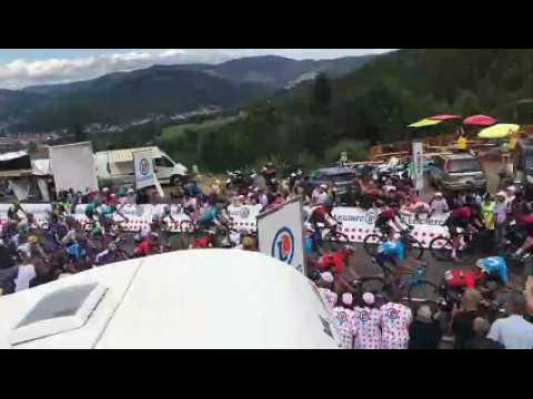 Passage du peloton avec plus de 7 minutes de retard sur l’échappée au sommet du Col des Croix