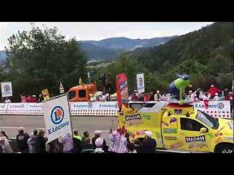 La Caravane du Tour passe au Col des Croix