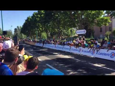 Tour de France : passage du peloton à l’approche de l’ultime virage avant la ligne d’arrivée à Nancy