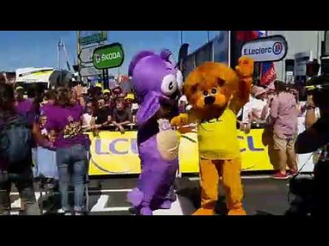 Nancy : la danse des mascottes dans la zone d'arrivée  de cette 4e étape du Tour de France