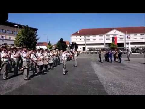L'hommage des militaires à leurs frères d'armes morts en Guyane