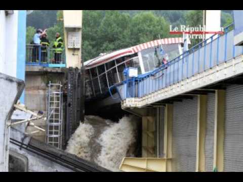 Plan incliné de  Saint-Louis-Arzviller : un bateau coincé dans  les portes de l'écluse