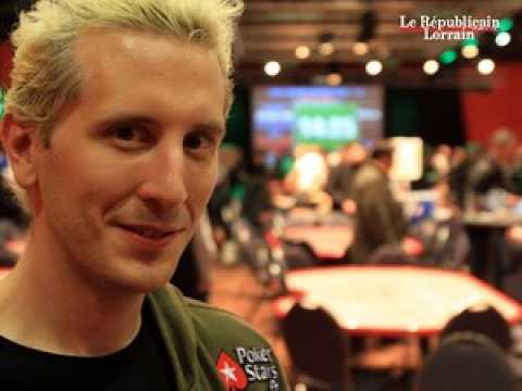 Bertrand Elky Grospellier joue cartes sur table