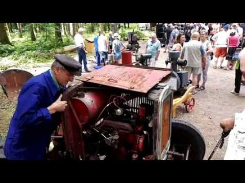 Vidéo. Le laborieux lancement d’un vieux tracteur lors de la concentration de poids lourds anciens du Val-d’Ajol