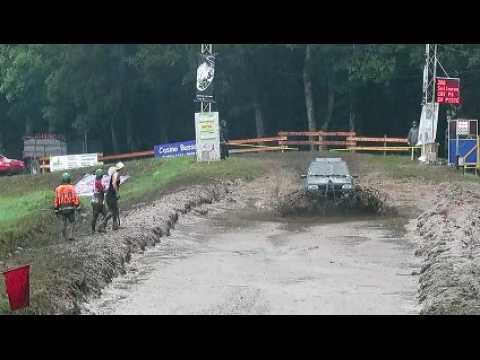 La course dans la boue de Saint-Maurice-sur-Moselle se poursuit malgré la pluie
