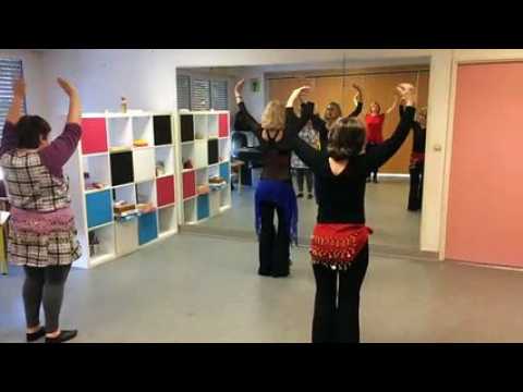 De la danse orientale lors de cours pour adultes au centre social Saint-Roch