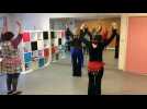 De la danse orientale lors de cours pour adultes au centre social Saint-Roch