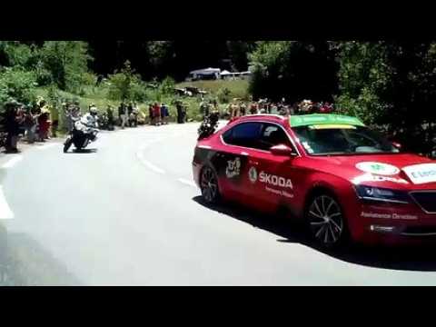 Les coureurs du Tour ont grimpé le col de Saales. Avec trois cyclistes en légère échappée.