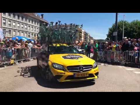 Tour de France : le défilé des voitures des directeurs sportifs au départ de Saint-Dié