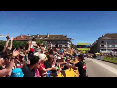 Depart du Tour de France à Saint-Dié : clapping géant sur la ligne de départ en attendant les coureurs...