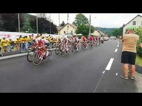Les premiers cyclistes viennent de passer à Fresse-sur-Moselle