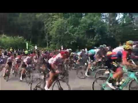 Le peloton arrive à la dernière épingle avant d’atteindre le sommet du col des croix