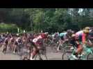 Le peloton arrive à la dernière épingle avant d’atteindre le sommet du col des croix