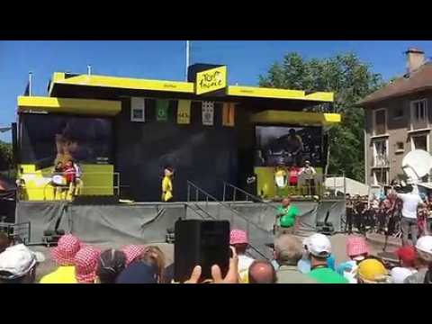 Spectacle sur les 100 ans du maillot jaune qui a attiré une foule de curieux