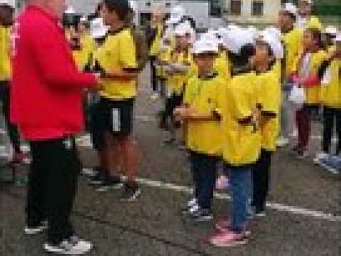 A Fresse-sur-Moselle, les jeunes s'échauffent la voix avant le passage de la caravane.
