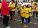 A Fresse-sur-Moselle, les jeunes s'échauffent la voix avant le passage de la caravane.
