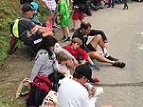 Dans la dernière épingle avant le sommet du col des croix , encore quelques minutes d’attente avant le passage très attendu des coureurs