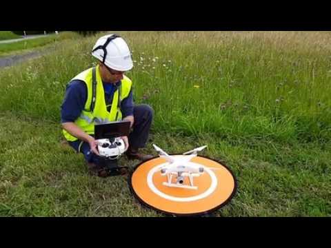 Un technicien Enedis fait voler un drone au-dessus d'une ligne à haute tension