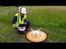 Un technicien Enedis fait voler un drone au-dessus d'une ligne à haute tension