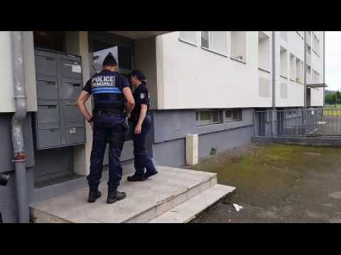 La police patrouille dans le quartier de la Vierge après le meurtre de Zoheir
