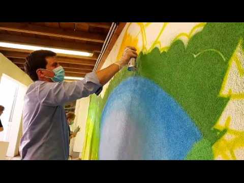 Le maire de Remiremont  en train de peindre à la bombe un mur de la maison de retraite Léon-Werth