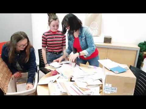 Chloé, petite fille trisomique, découvre les centaines de lettres reçues pour son anniversaire