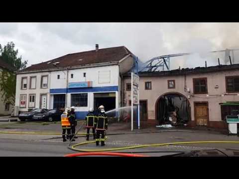L'ancienne épicerie du village prend feu