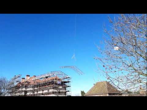 Un hélicoptère sur le chantier du château de La Petite-Pierre