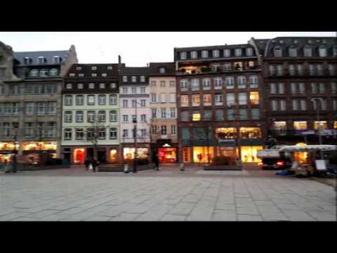 Le démontage du grand sapin de la place Kléber à Strasbourg.